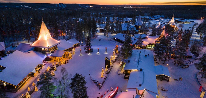 Hằng năm, vào mỗi dịp Giáng sinh, du khách lại nô nức đổ về Làng ông già tuyết (Santa Claus Village) ở vùng cực bắc đầy tuyết của Phần Lan. Tuy nhiên, do tác động của dịch bệnh Covid-19, lượng du khách đổ về thị trấn Lapland thuộc vùng Rovaniemi đã giảm đáng kể, xứ sở thần tiên của ông già Tuyết năm nay sẽ đón một mùa Giáng sinh đìu hiu. (Ảnh: Santaclausvillage.info)