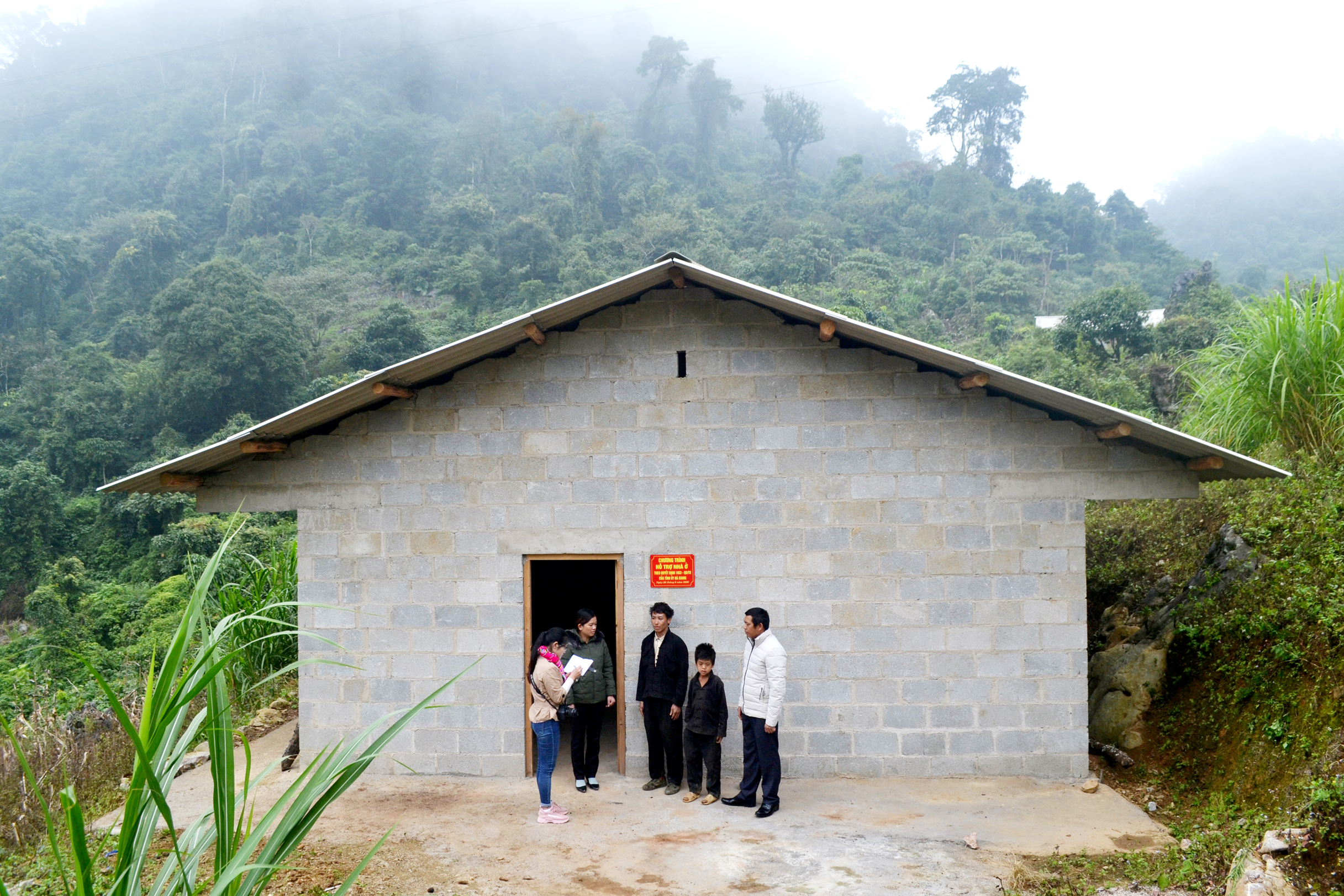 Nguồn kinh phí Chương trình 1953 của Tỉnh ủy giúp anh Chứ Mí Lử (giữa) thôn Lũng Chỉn, xã Sơn Vĩ xây dựng được ngôi nhà mới.