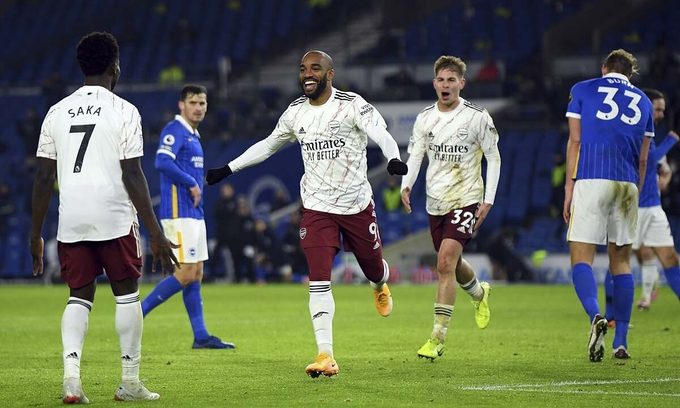 Lacazette (số 9) ghi bàn trong ba trận liên tiếp. Ảnh: AP