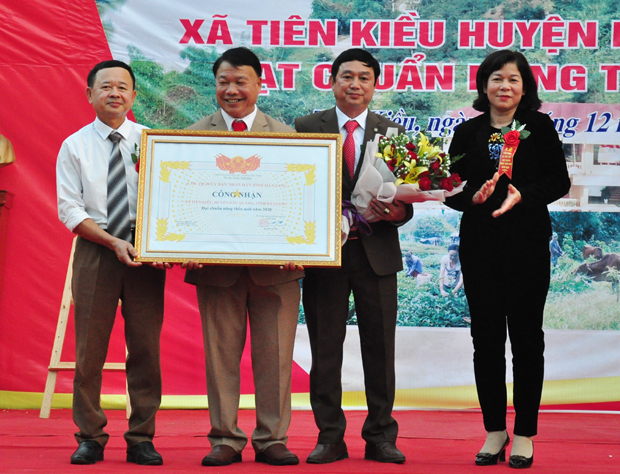 Phó Chủ tịch Thường trực HĐND tỉnh Chúng Thị Chiên trao Bằng công nhận xã đạt chuẩn NTM cho Đảng bộ, nhân dân xã Tiên Kiều.