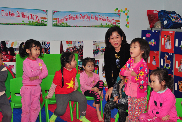Phó Chủ tịch Thường trực HĐND tỉnh Chúng Thị Chiên thăm Trường Mầm non xã Tiên Kiều.