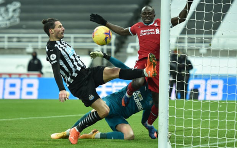 Pha bóng S. Mane (áo đỏ, Liverpool) áp sát khung thành của Newcastle.