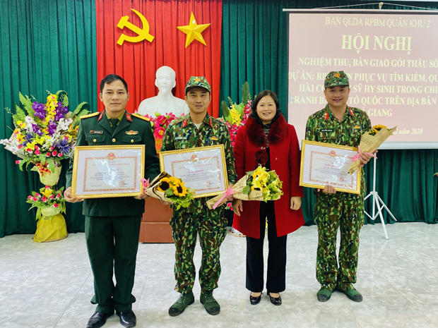 Lãnh đạo huyện Vị Xuyên trao thưởng cho các tập thể, cá nhân có thành tích xuất sắc.