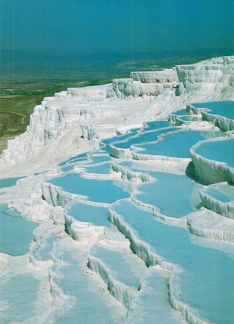 Kỳ quan thiên nhiên Pamukkale ở Thổ Nhĩ Kỳ nổi tiếng với địa hình nhũ đá vôi trắng xoá với suối nước ngầm trong xanh chảy tràn tự nhiên và giàu khoáng chất.