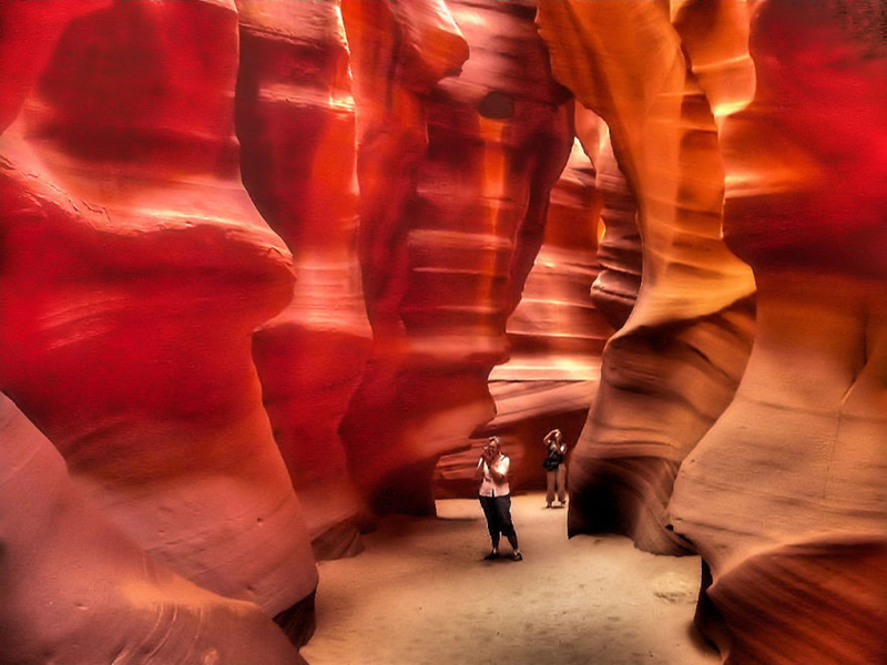 Antelope Canyon thuộc bang Arizona, Mỹ là hẻm núi rất độc đáo và có một vẻ đẹp lạ lùng thường thấy trong những tấm postcard.