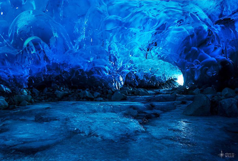 Động băng Mendenhall Glacier là một phần của dòng sông băng Mendenhall Glacier ở Alaska, Mỹ với nhiều cảnh quan cực kì ấn tượng.