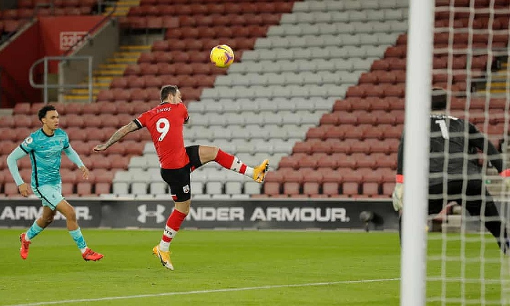 Cú đá cầu âu của Danny Ings mở tỷ số. Ảnh: The Guardian