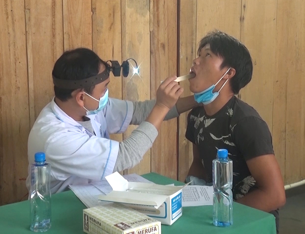 Hội đồng Nghĩa vụ quân sự huyện Xín Mần khám sức khỏe công dân trong độ tuổi tuyển nhận ngũ.                                                          Ảnh: VĂN LONG