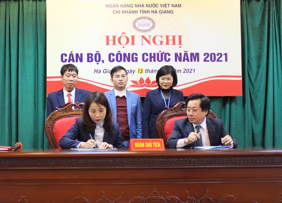 Các đơn vị NHNN chi nhánh tỉnh Hà Giang ký kết Giao ước thi đua năm 2021.