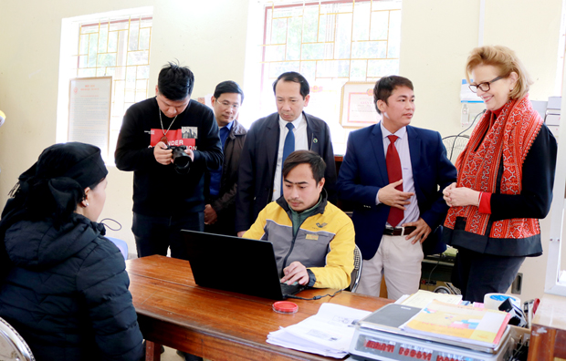 Đại diện UNDP và lãnh đạo tỉnh kiểm tra việc chi trả tiền cho người dân qua Bưu điện.