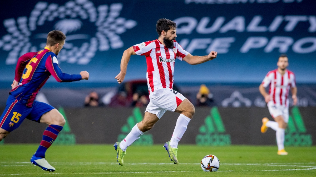 Asier Villalibre là người ghi bàn cứu rỗi Athletic Bilbao và cũng là người khiến Lionel Messi lĩnh thẻ đỏ. (Ảnh: Getty