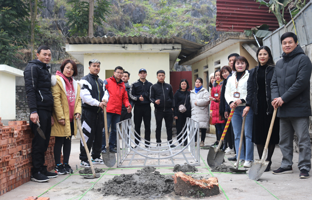 Đại diện đoàn thiện nguyện và lãnh đạo Trường PTDT nội trú huyện khởi công hệ thống cấp nước nóng theo công nghệ ủ trấu.