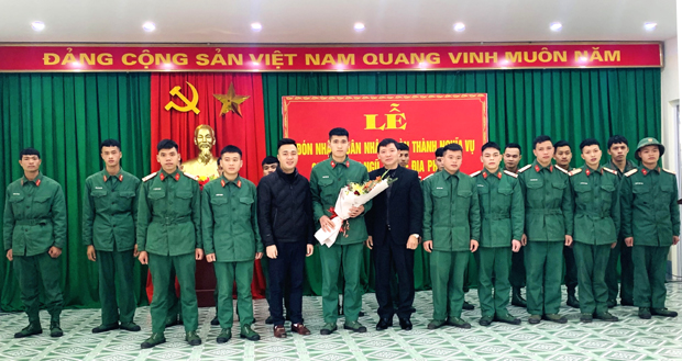 Lãnh đạo huyện Vị Xuyên tặng hoa chúc mừng các quân nhân hoàn thành xuất sắc nhiệm vụ.
