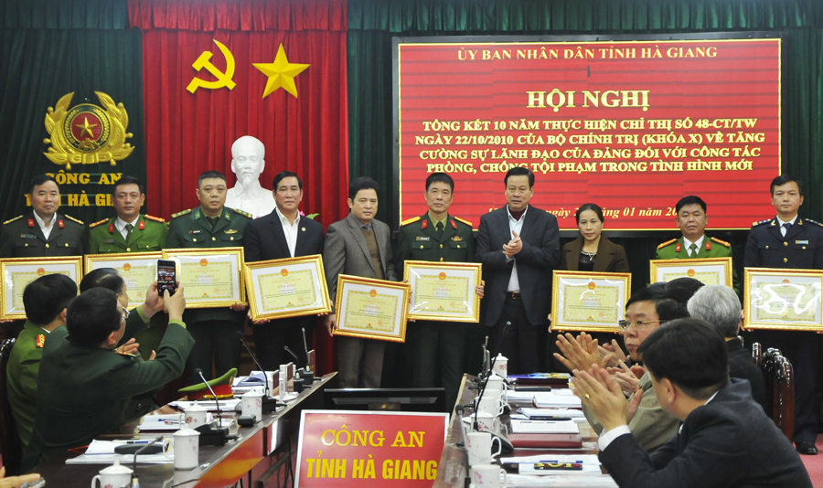 Chủ tịch UBND tỉnh tặng Bằng khen cho các tập thể, cá nhân có thành tích xuất sắc. 