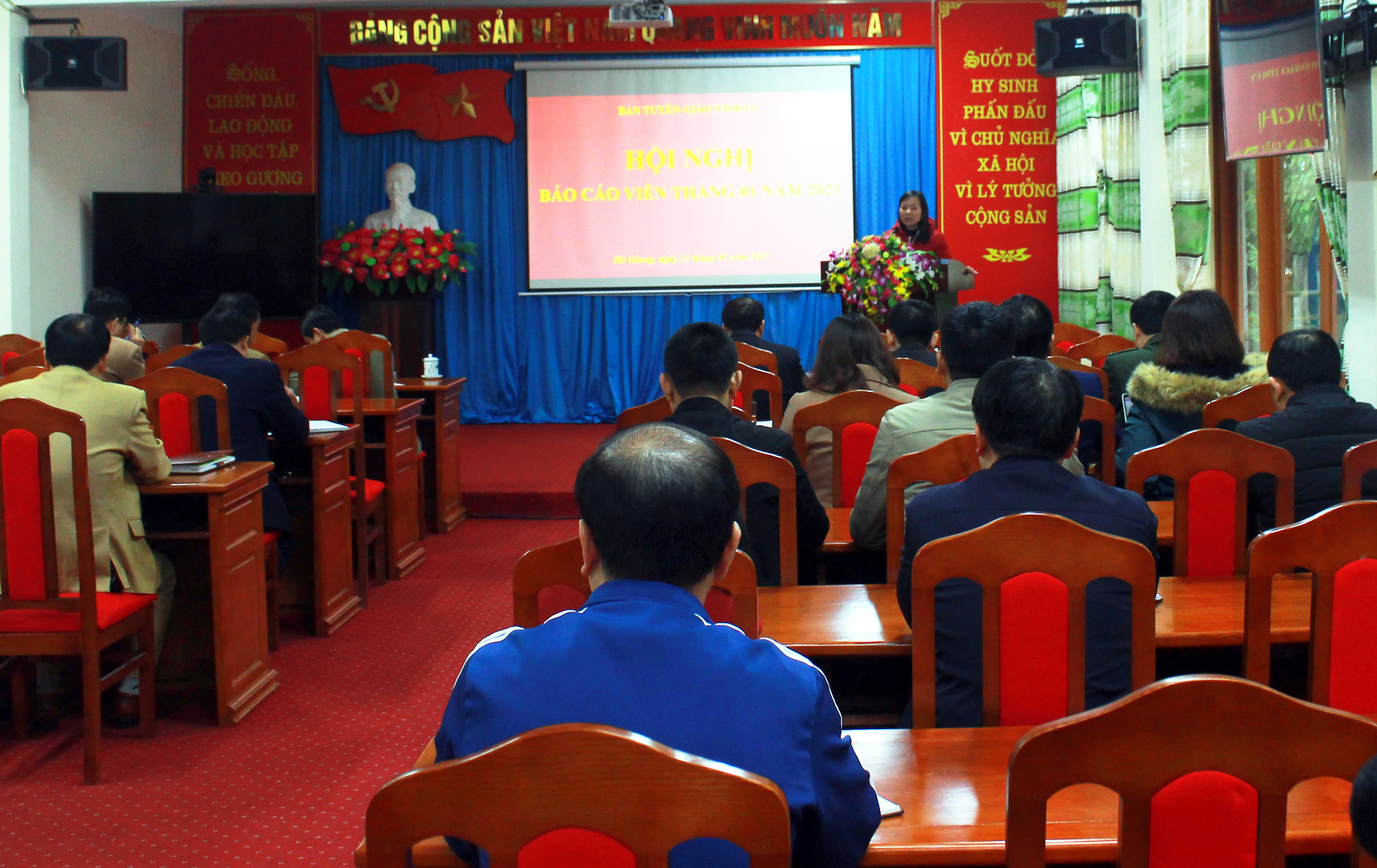 Đồng chí Đặng Ái Xoan, Phó Trưởng ban Tuyên giáo Tỉnh ủy phát biểu định hướng tuyên truyền trong thời gian tới. 
