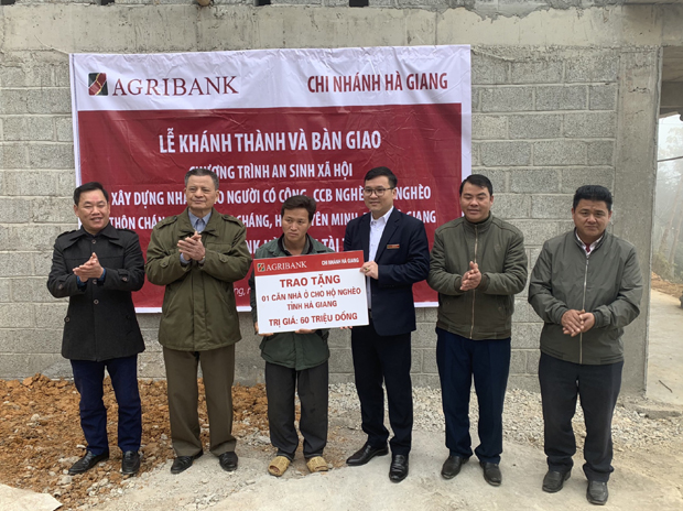 Agribank Hà Giang trao tiền ủng hộ xây dựng nhà cho CCB Giàng Mí Chứ