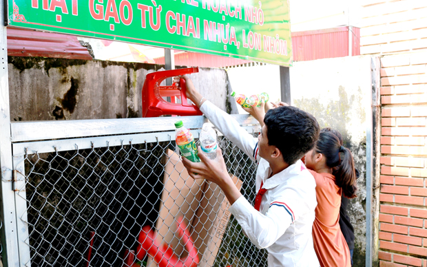 Học sinh Trường THCS thị trấn Tam Sơn (Quản Bạ) nhặt rác thải thựa để tái sử dụng.                                   Ảnh: LÊ HẢI