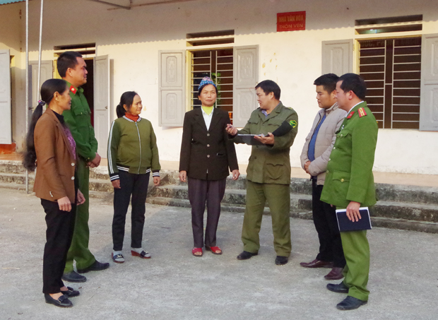 Công an xã Tân Trịnh (Quang Bình) hướng dẫn Tổ tự quản ANTT thôn Vén thực hiện mô hình “Điểm sáng an ninh”.