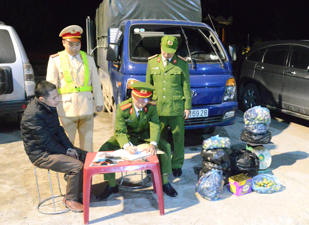 Công an lập biên bản thu giữ số pháo nổ vận chuyển trái phép.            Ảnh: TRUNG THỰC