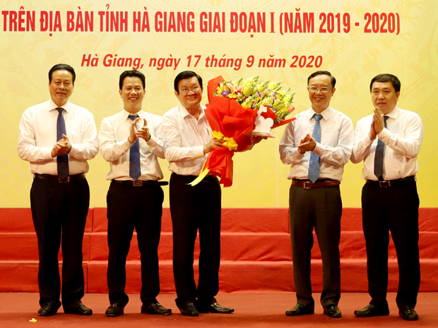 Các đồng chí Thường trực Tỉnh ủy tặng hoa tri ân nguyên Chủ tịch nước Trương Tấn Sang tại       Hội nghị tổng kết giai đoạn 1 Chương trình hỗ trợ xây dựng nhà ở cho người có công, cựu chiến binh nghèo, hộ nghèo có khó khăn về nhà ở.                                                                                     					    Ảnh: DUY TUẤN