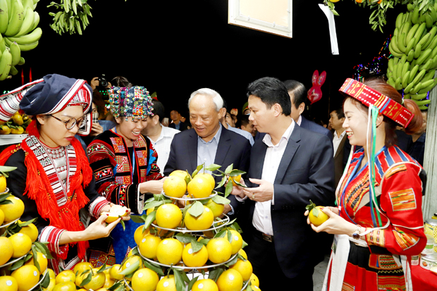 Phó Chủ tịch Quốc hội Uông Chu Lưu và các đồng chí lãnh đạo tỉnh tham quan gian hàng của tỉnh Hà Giang tại Liên hoan ẩm thực, giới thiệu sản phẩm đặc trưng; triển lãm ảnh đẹp 8 tỉnh Tây Bắc mở rộng và Thành phố Hồ Chí Minh.           											 Ảnh: DUY TUẤN