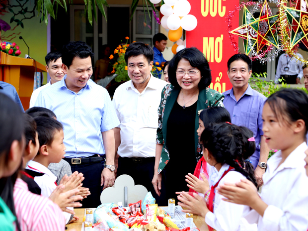 Phó Chủ tịch nước Đặng Thị Ngọc Thịnh; Bí thư Tỉnh ủy Đặng Quốc Khánh vui Tết Trung thu cùng học sinh Trường PTDT bán trú Tiểu học và THCS xã Xín Chải (Vị Xuyên). 						Ảnh: DUY TUẤN