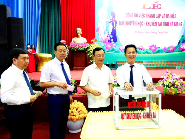 Các đồng chí lãnh đạo tỉnh ủng hộ Quỹ Khuyến học – Khuyến tài tỉnh tại Lễ công bố thành lập và ra mắt Quỹ. 					Ảnh: PHI ANH