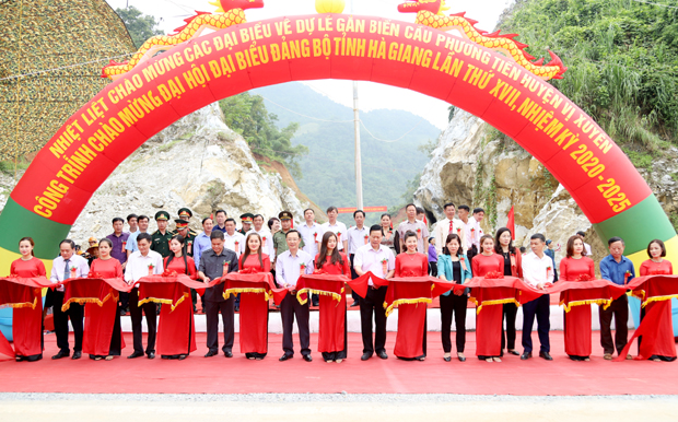 Lãnh đạo tỉnh, huyện Vị Xuyên và chủ đầu tư cắt băng khánh thành cầu Phương Tiến.                                                                                       Ảnh: DUY TUẤN