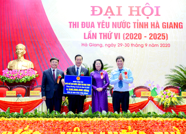 Phó Chủ tịch nước Đặng Thị Ngọc Thịnh tặng 4,5 tỷ đồng cho chương trình an sinh xã hội của tỉnh.