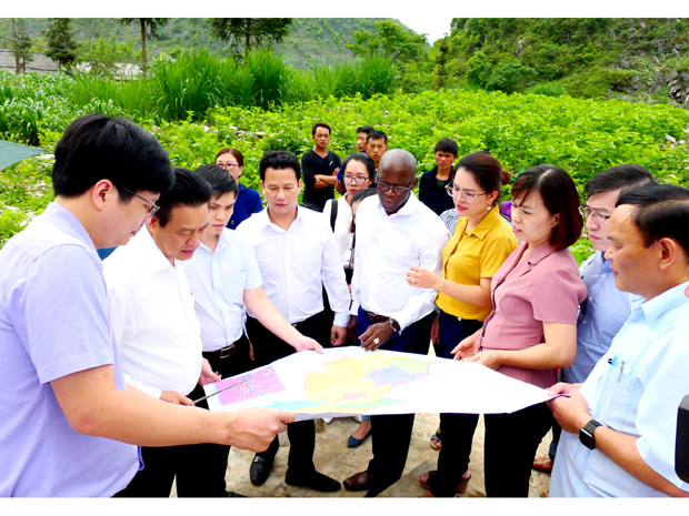 Đoàn công tác Ngân hàng Thế giới tại Việt Nam và các đồng           chí lãnh đạo tỉnh khảo sát công trình hồ chứa nước đa mục tiêu thôn Há Súa, xã Tả Lủng, huyện Mèo Vạc. 														                   Ảnh: TRÂM ANH