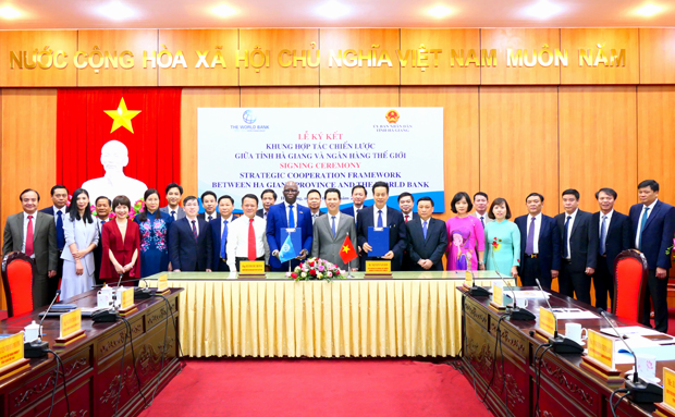 Các đại biểu dự Lễ ký kết Khung hợp tác chiến lược giữa tỉnh Hà Giang với Ngân hàng Thế giới tại Việt Nam. 			Ảnh: PHI ANH