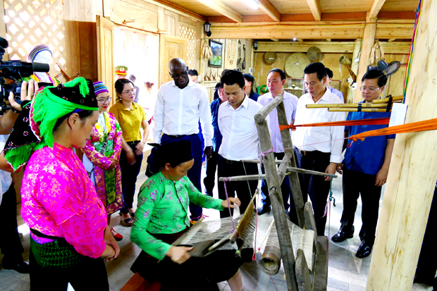 Đoàn công tác Ngân hàng Thế giới tại Việt Nam và các đồng chí lãnh đạo tỉnh khảo sát Làng Văn hóa du lịch dân tộc Mông Pả Vi Hạ, xã Pải Vi, huyện Mèo Vạc.