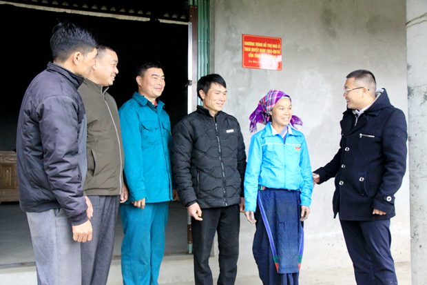 Lãnh đạo xã Xín Mần động viên gia đình cựu chiến binh Thèn Sào Sơn bám đất, xây dựng vùng biên ngày càng ổn định phát triển.                      Ảnh: MỘC LAN