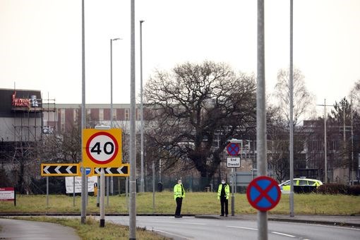 Cảnh sát phong tỏa nhà máy của AstraZeneca ở xứ Wales. (Nguồn: walesonline.co.uk)
