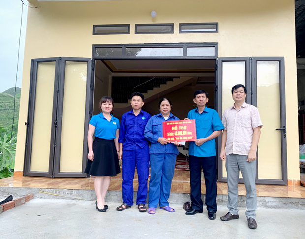 Chủ tịch LĐLĐ tỉnh Nguyễn Văn Chung trao tiền hỗ trợ làm nhà “Mái ấm Công đoàn” cho người lao động có hoàn cảnh khó khăn.