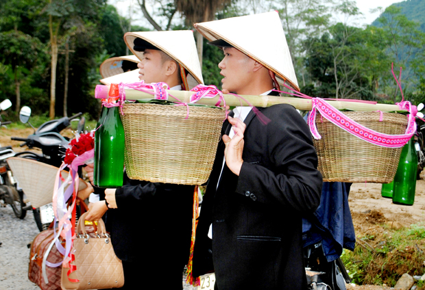 Phong tục gánh cưới của người Tày Bắc Quang. 		 Ảnh: HÀ CHÂU