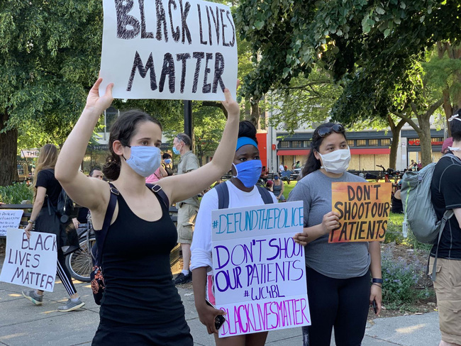Người biểu tình mang theo nhiều khẩu hiệu " Black Lives Matter" phản đối nạn phân biệt chủng tộc.
