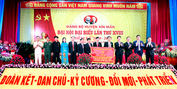 Lãnh đạo tỉnh tặng bức trướng cho Đại hội đại biểu Đảng bộ huyện Xín Mần lần thứ XVIII, nhiệm kỳ 2020 – 2025. 