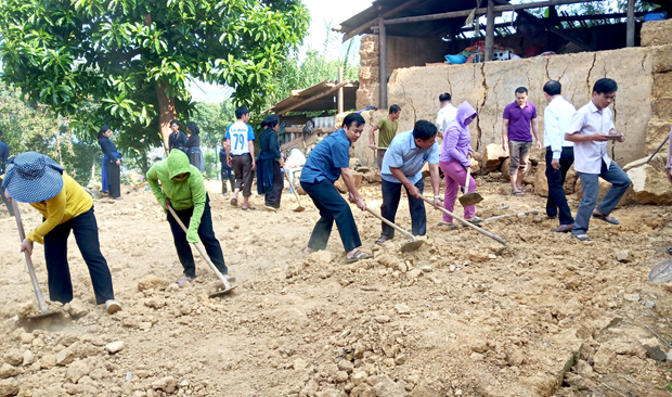 Lãnh đạo huyện Xín Mần cùng nhân dân khởi công xây dựng nhà ở cho người có công tại thị trấn Cốc Pài. 