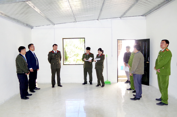 Lãnh đạo Công an tỉnh kiểm tra tiến độ xây dựng trụ sở làm việc Công an xã. 						 Ảnh: Phương Thúy