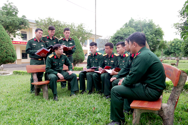 Lãnh đạo Bộ CHQS tỉnh thường xuyên quan tâm nắm bắt tư tưởng cán bộ, chiến sỹ.