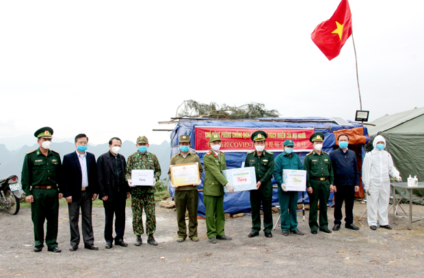 Lãnh đạo Bộ Tư lệnh BĐBP, UBND tỉnh và Bộ Chỉ huy BĐBP tỉnh thăm, tặng quà chốt phòng, chống dịch Covid – 19 Đồn Biên phòng Xín Cái (Mèo Vạc).