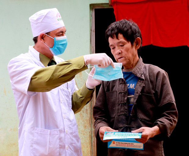 Cán bộ Đồn Biên phòng Cửa khẩu quốc tế Thanh Thủy hướng dẫn người dân đeo khẩu trang phòng chống Covid – 19.