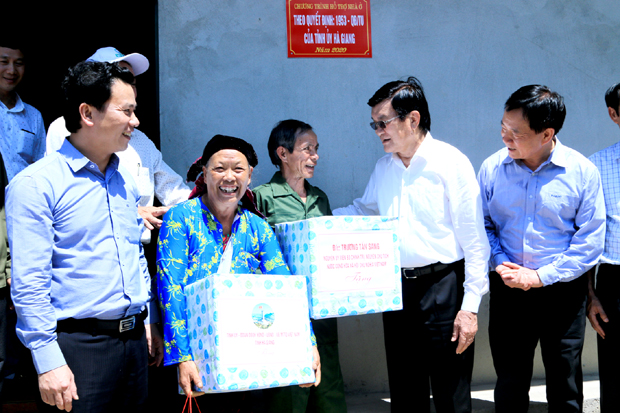 Nguyên Chủ tịch nước Trương Tấn Sang và Bí thư Tỉnh ủy Đặng Quốc Khánh tặng quà Cựu chiến binh xã Quản Bạ (huyện Quản Bạ).