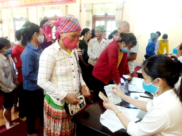 Người dân xã Linh Hồ, Vị Xuyên nhận tiền hỗ trợ theo Nghị quyết 42 của Chính phủ.