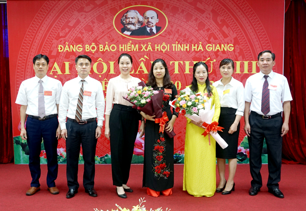 Đại diện Đảng ủy Khối Cơ quan - Doanh nghiệp tỉnh tặng hoa đoàn đại biểu BHXH tỉnh đi dự đại hội cấp trên.