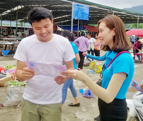 Cán bộ Phòng Truyền thông và phát triển đối tượng tuyên truyền bảo hiểm tự nguyện tại xã Thanh Thủy (Vị Xuyên).