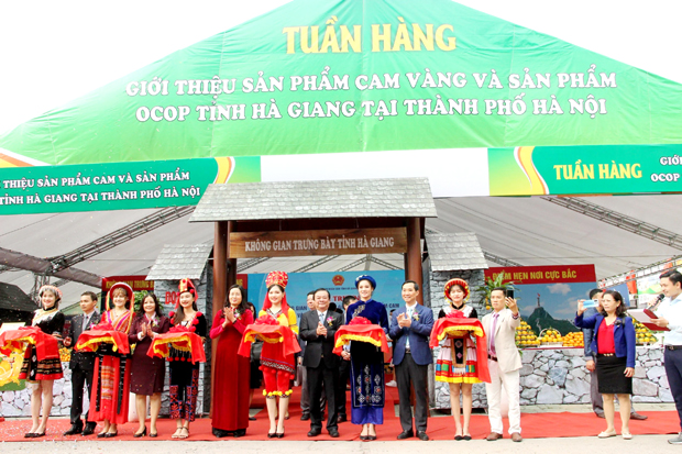 Lãnh đạo Bộ Nông nghiệp-PTNT và tỉnh cùng các đại biểu cắt băng khai trương Tuần hàng giới thiệu sản phẩm cam và sản phẩm OCOP tỉnh Hà Giang tại Hà Nội.