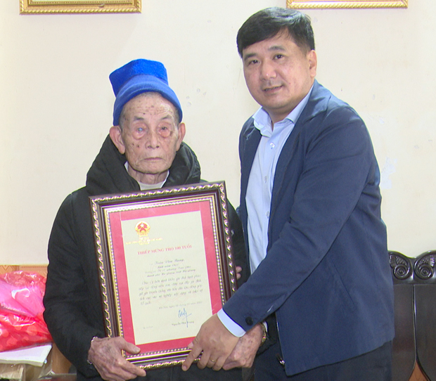Bí thư Thành ủy Hầu Minh Lợi chúc thọ cụ Trần Văn Bang, 100 tuổi, tổ 17, phường Trần Phú.