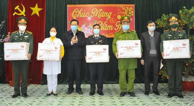 Chủ tịch UBND tỉnh Nguyễn Văn Sơn và lãnh đạo huyện Vị Xuyên tặng quà, chúc Tết các đơn vị trên địa bàn xã Thanh Thủy.